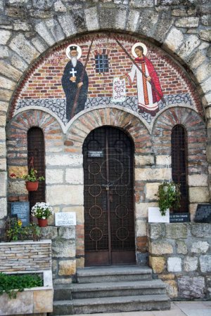 Téléchargez les photos : La porte d'entrée de la chapelle Saint Petka à Belgrade - en image libre de droit