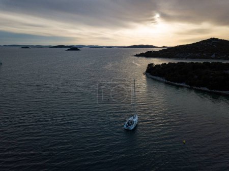 Téléchargez les photos : Vue en grand angle d'un yacht blanc naviguant dans la mer - en image libre de droit