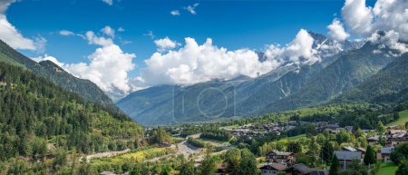 Foto de Una vista panorámica del impresionante Tour Du Monte Blanc con paisaje verde - Imagen libre de derechos
