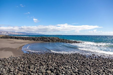 Foto de Una hermosa vista de la playa de El Socorro en Guimar, Santa Cruz de Tenerife, España - Imagen libre de derechos