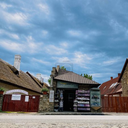 Téléchargez les photos : Une petite boutique de cadeaux lavande à Tihany, Hongrie capturée contre un ciel bleu nuageux - en image libre de droit