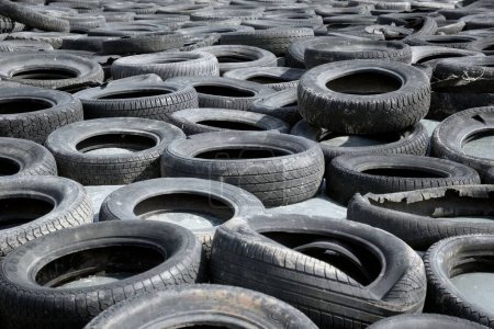 Téléchargez les photos : Un tas de vieux pneus posés sur le sol - en image libre de droit
