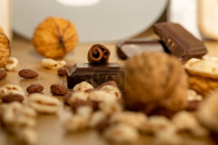 Foto de Un enfoque selectivo de barras de chocolate con nueces y rollo de canela - Imagen libre de derechos