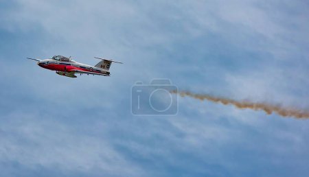 Téléchargez les photos : Le spectacle aérien, y compris les jets militaires et acrobatiques des Snowbirds au Canada - en image libre de droit
