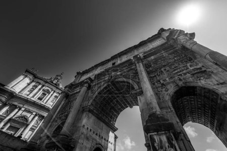 Foto de Un plano a escala de grises del Arco de Constantino en Roma, Italia - Imagen libre de derechos