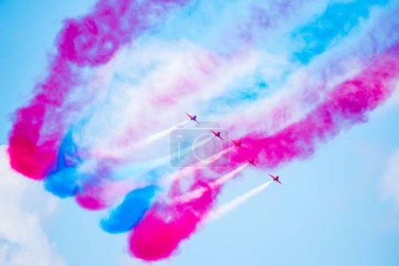 Téléchargez les photos : Les flèches rouges dans le ciel - en image libre de droit