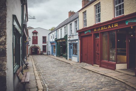 Téléchargez les photos : Une rue étroite entourée de bâtiments pierreux à Omagh - en image libre de droit