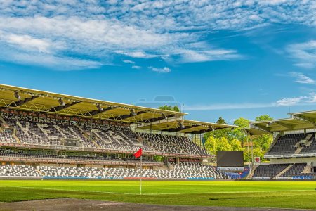 Téléchargez les photos : Le stade de football de Trondheim sous un ciel nuageux - en image libre de droit