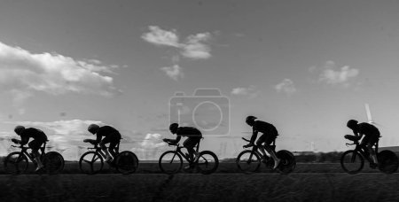 Téléchargez les photos : Les silhouettes des cyclistes sur un sentier de montagne - en image libre de droit