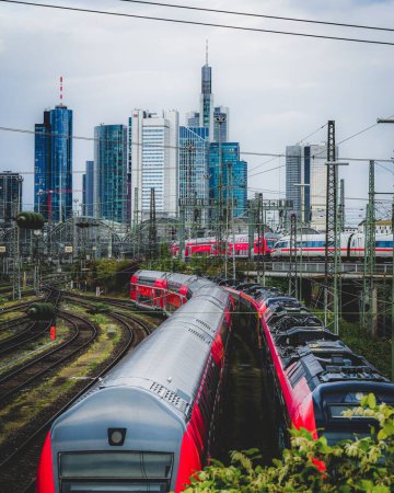 Téléchargez les photos : Un plan vertical des trains à la gare de Francfort et des gratte-ciel en arrière-plan en Allemagne - en image libre de droit
