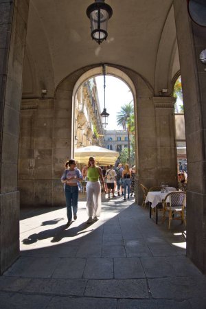 Téléchargez les photos : Un groupe de touristes marchant près de la place Reial à Barcelone, Catalogne, Espagne - en image libre de droit