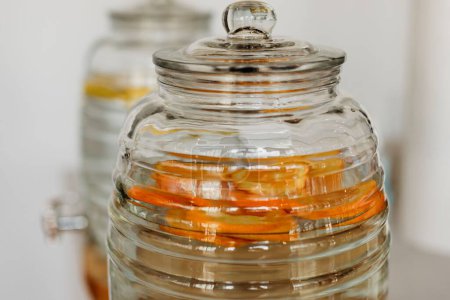 Foto de Los frascos de vidrio llenos de agua con rodajas de naranja en él preparado para la ceremonia de la boda - Imagen libre de derechos