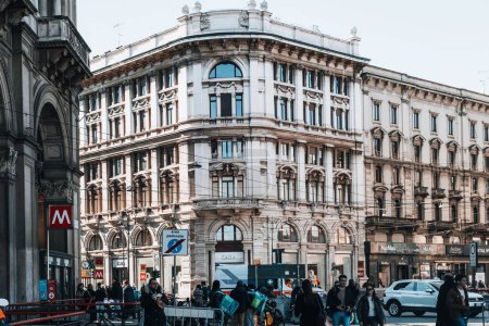 Téléchargez les photos : Un plan horizontal d'une rue animée à Milano, en Italie, pleine de personnes à proximité de la station de métro et des voitures - en image libre de droit