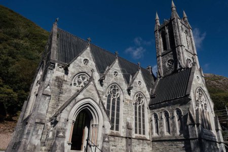 Die Fassade der neugotischen Kirche Kylemores vor blauem Himmel