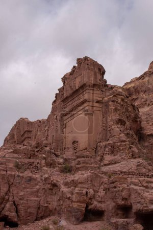 Foto de Una vista de bajo ángulo de edificios antiguos en Jordania, Petra - Imagen libre de derechos
