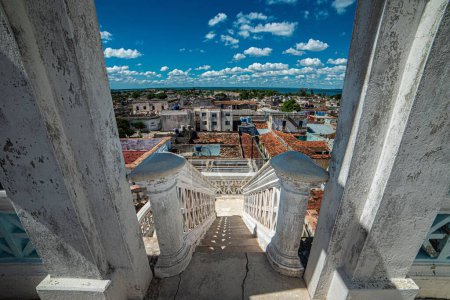 Téléchargez les photos : Un plan en angle élevé d'escaliers blancs menant à la ville de Cienfuegos à Cuba - en image libre de droit