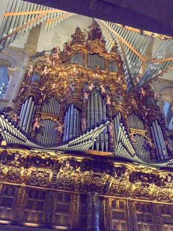Téléchargez les photos : Plan vertical de l'orgue décoré d'anges à l'intérieur d'une église - en image libre de droit