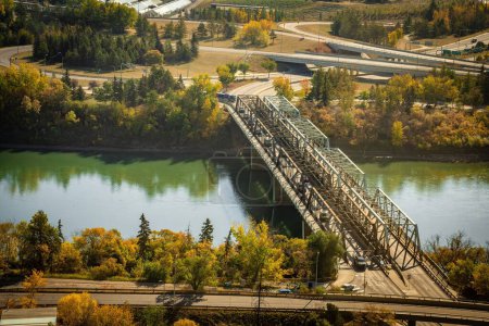 Téléchargez les photos : Vue aérienne du pont à basse altitude au-dessus d'une rivière avec des arbres autour d'Edmonton (Alberta) - en image libre de droit