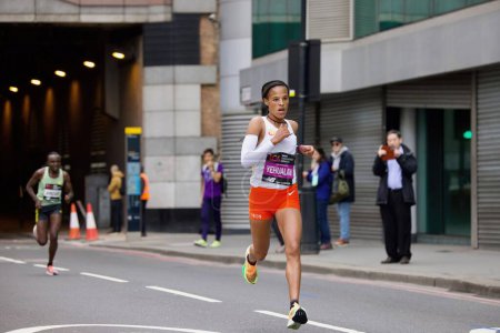 Téléchargez les photos : Les coureurs au 23e mile du Marathon de Londres 2022 - en image libre de droit
