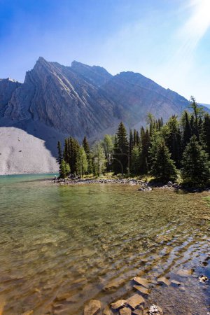 Téléchargez les photos : Vue verticale du lac devant le mont Chester par une journée ensoleillée, en Alberta, Canada - en image libre de droit