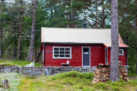 Téléchargez les photos : Vue de jour d'une cabane rouge touristique dans les bois profonds de Florli, Norvège - en image libre de droit