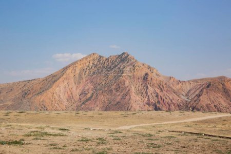 Foto de Un paisaje del embalse de Azat entre montañas - Imagen libre de derechos