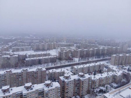 Téléchargez les photos : Vue aérienne d'immeubles soviétiques recouverts de neige à Kaunas Lituanie - en image libre de droit