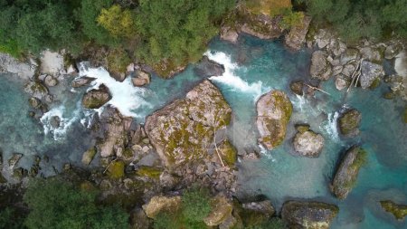 Téléchargez les photos : Vue aérienne d'une rivière qui coule à travers les arbres en Norvège. - en image libre de droit