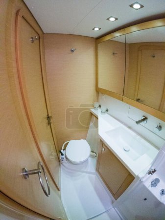 Téléchargez les photos : Un fisheye vertical tourné d'une salle de bain d'un yacht - en image libre de droit