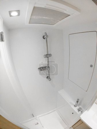 Téléchargez les photos : Un fisheye vertical tourné d'une salle de bain d'un yacht - en image libre de droit