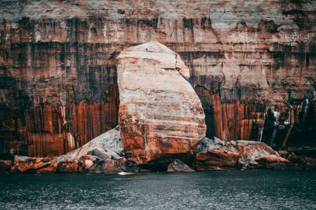 Téléchargez les photos : La vue des belles falaises dans des tons marron. - en image libre de droit