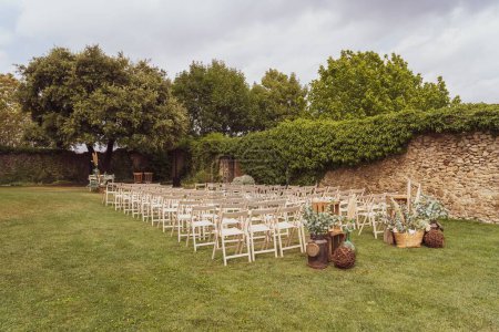 Foto de Las filas de sillas plegables en el césped antes de una ceremonia de boda - Imagen libre de derechos