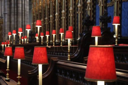 Foto de Una fila de velas rojas en el interior de la Abadía de Westminster, Reino Unido - Imagen libre de derechos