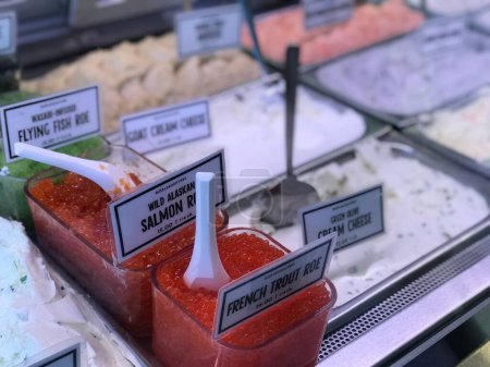 Téléchargez les photos : Un gros plan de caviar de truite française et de saumon en boîtes dans une boutique - en image libre de droit