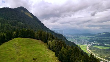 Foto de Un plano aéreo de sucesivas colinas y valles boscosos, Bludenz, Vorarlberg, Austria - Imagen libre de derechos