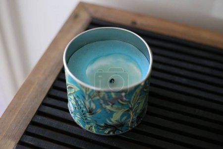 Foto de Un primer plano de una vela aromática azul. - Imagen libre de derechos