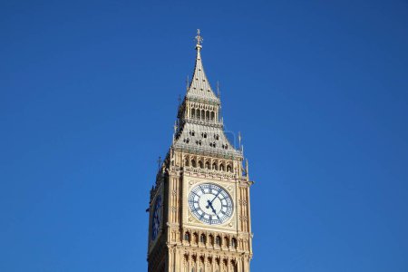 Téléchargez les photos : Une vue panoramique du Big Ben sur fond de ciel bleu à Londres, Angleterre - en image libre de droit