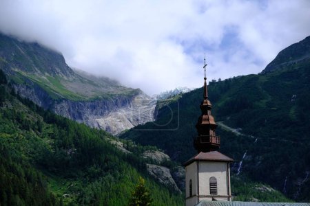 Foto de Una iglesia y un glaciar en los Alpes franceses - Imagen libre de derechos