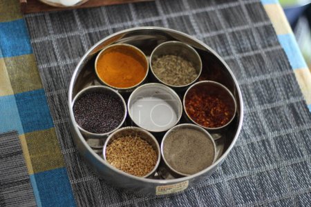 Foto de Una vista superior de una caja de masala tradicional india con varias especias - Imagen libre de derechos