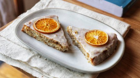 Téléchargez les photos : Deux morceaux de sucre et des gâteaux au citron sans gluten - en image libre de droit