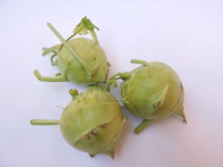 Foto de Kohlrabi también llamado nabo alemán o col de nabo, es una verdura bienal. Nombre científico - Brassica oleracea. - Imagen libre de derechos
