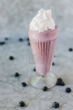 Téléchargez les photos : Un gros plan vertical d'un verre de triple shake berry avec de la crème sur le dessus - en image libre de droit