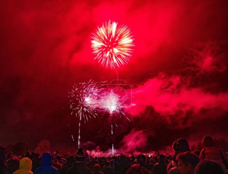 Téléchargez les photos : La foule profitant des feux d'artifice annuels des tables rondes Bicester la nuit dans le pavillon sportif de Pingle Field - en image libre de droit
