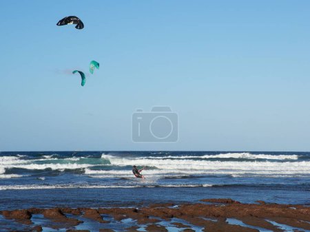 Téléchargez les photos : Une belle vue sur le kitesurf sur la mer à Telde, Gran Canaria, Îles Canaries. - en image libre de droit