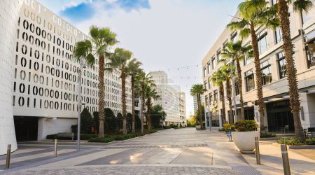Ein malerischer Blick auf das Zentrum der Stadt Lake Nona mit modernen Gebäuden und Palmen in Florida, USA