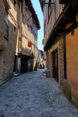 Téléchargez les photos : Une verticale des étroites rues pavées de La Alberca, une petite ville d'Espagne - en image libre de droit