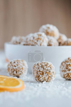 Téléchargez les photos : Un plan vertical de piqûres de noix de coco et d'oranges sur fond blanc - en image libre de droit