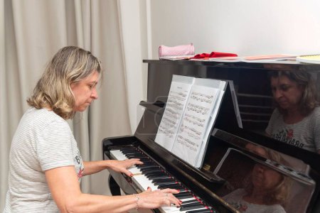 Téléchargez les photos : Une pianiste professionnelle jouant du piano - en image libre de droit