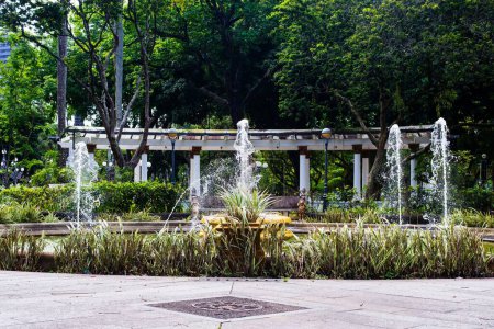 Foto de Salvador, Bahía, Brasil - 29 de octubre de 2022: Fuente de Largo do Campo Grande, también conocida como Praca 2 de Julho, en la ciudad de Salvador. - Imagen libre de derechos