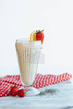 Téléchargez les photos : Plan vertical d'un milkshake à la fraise sur fond blanc - en image libre de droit